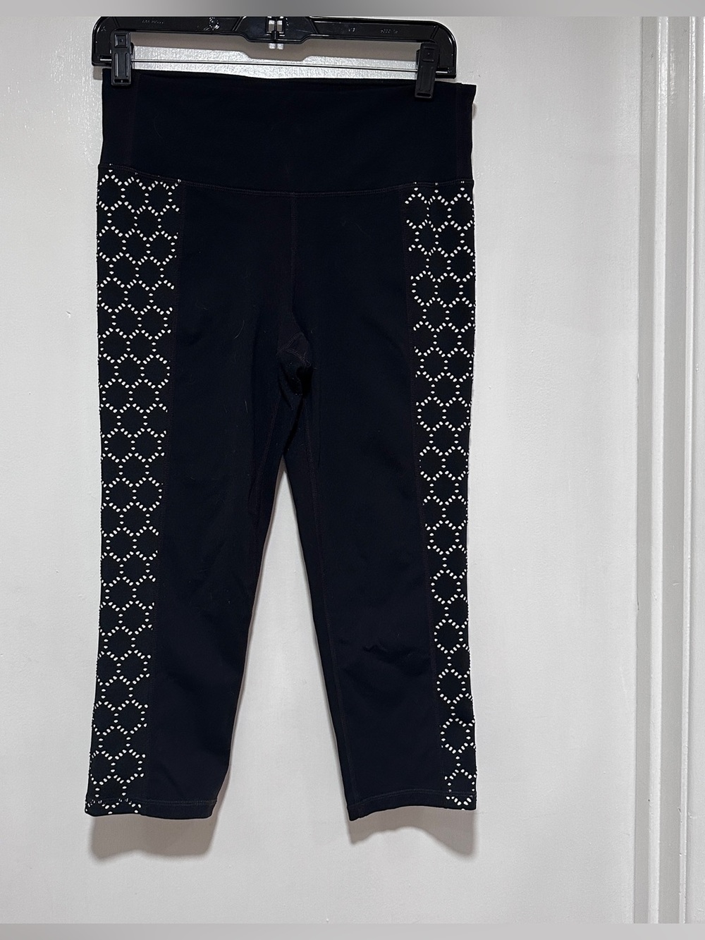 Athleta Women’s High Rise Eyelet Chaturanga Capri Legging. Size medium.